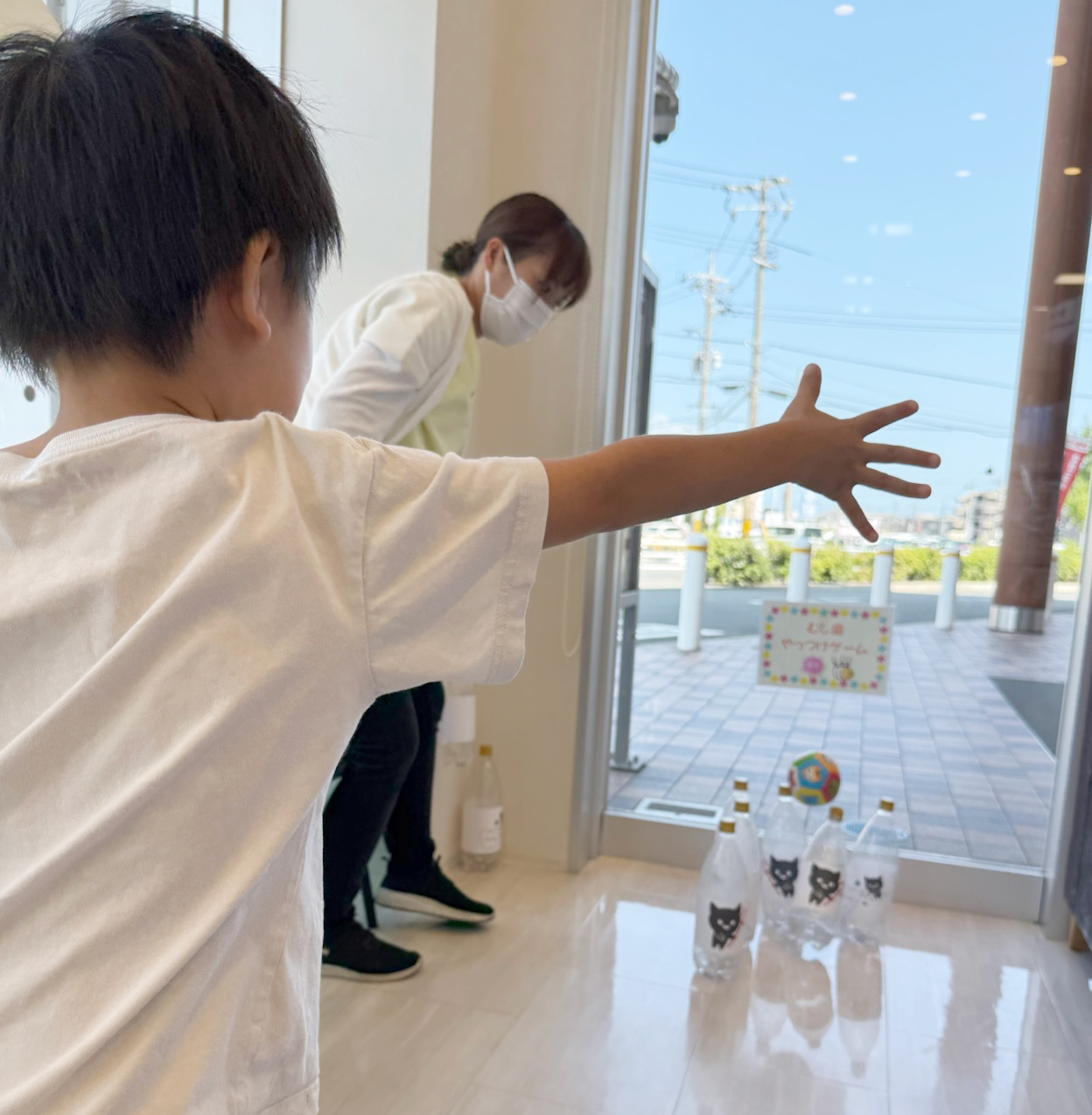 むし歯やっつけゲームに夢中のKIDS